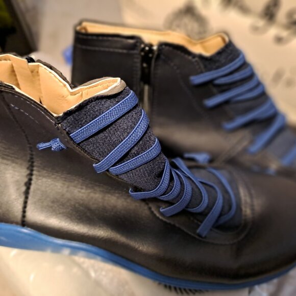 BOOTS SIZE 9 - Picture 2 of 3